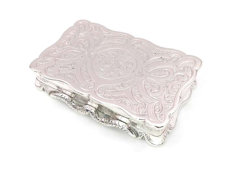 George Unite sterling silver snuff box (Birmingham, 1863)