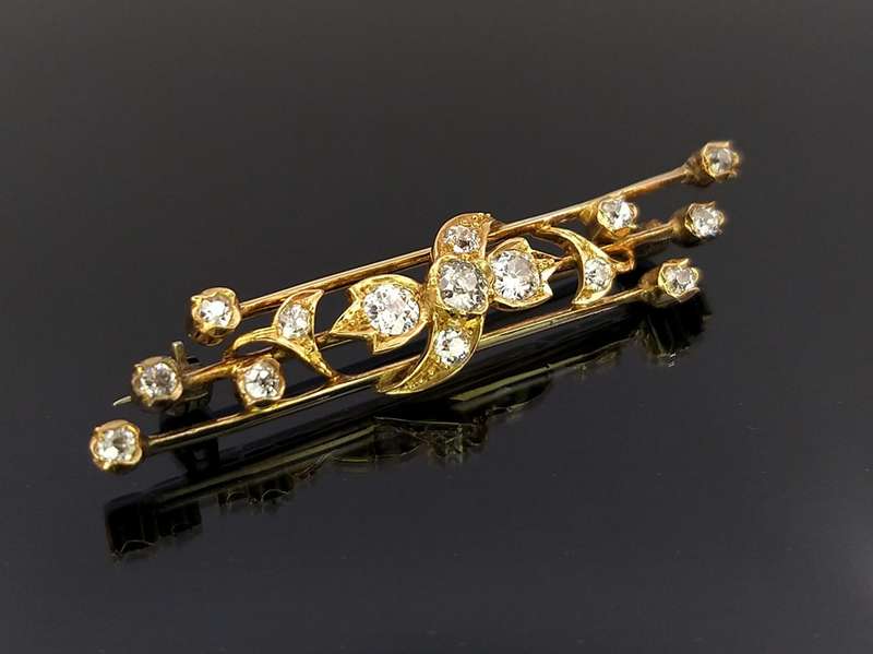 18ct gold and diamond brooch