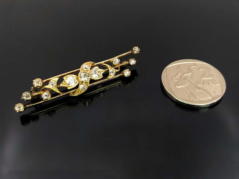 18ct gold and diamond brooch