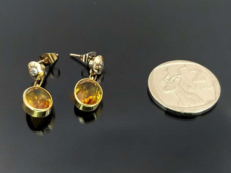 Stunning 18ct gold citrine & diamond earrings