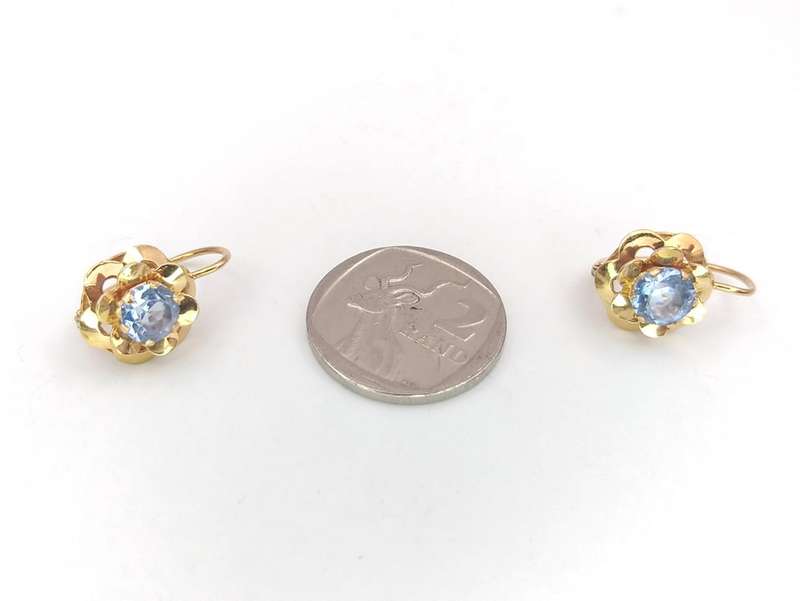 Beautiful 18ct gold blue topaz flower earrings