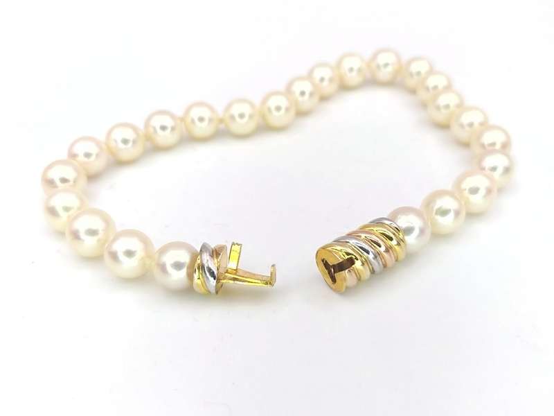 Genuine pearl bracelet with 14ct gold clasp