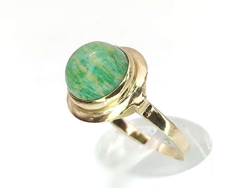 Green amazonite & 9ct gold ring