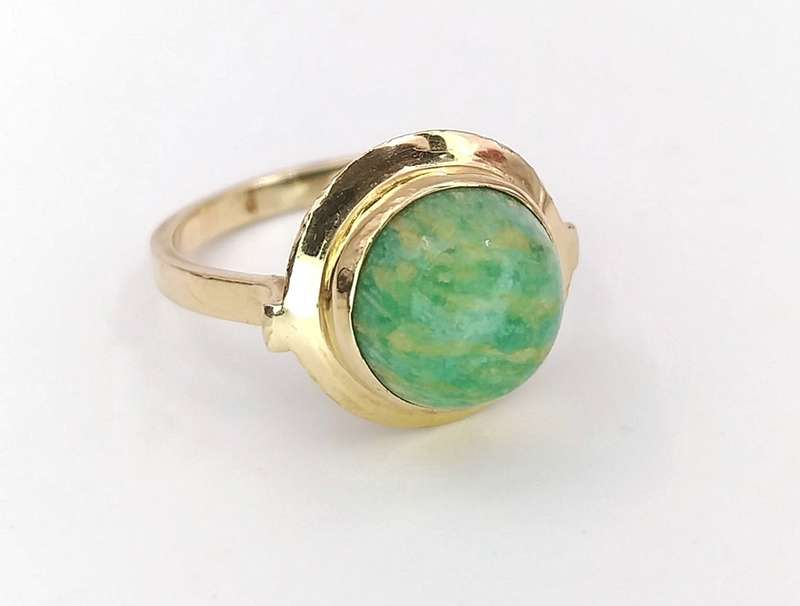 Green amazonite & 9ct gold ring
