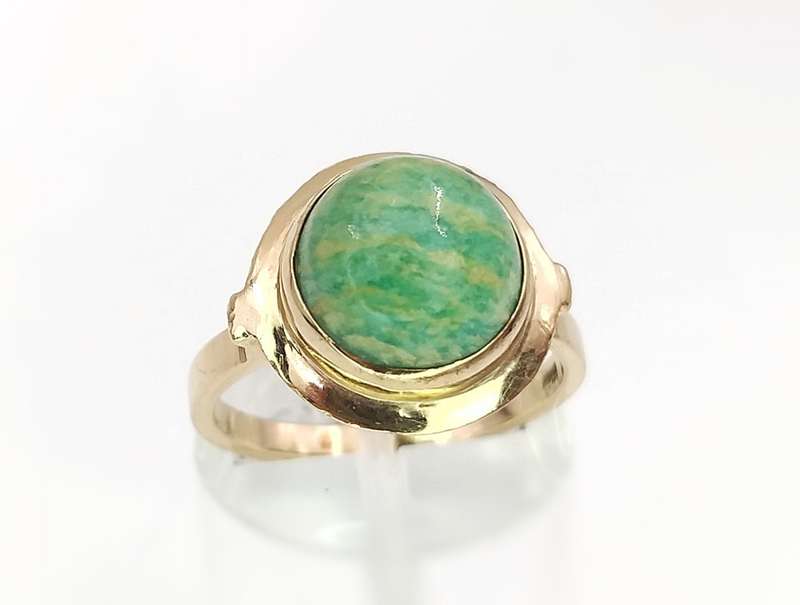 Green amazonite & 9ct gold ring
