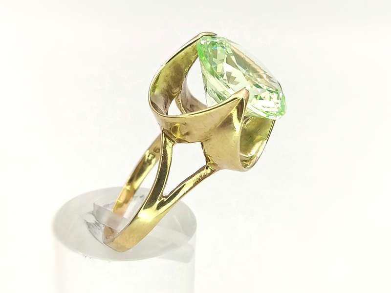 Spectacular lime green spinel cocktail ring set in 9ct gold