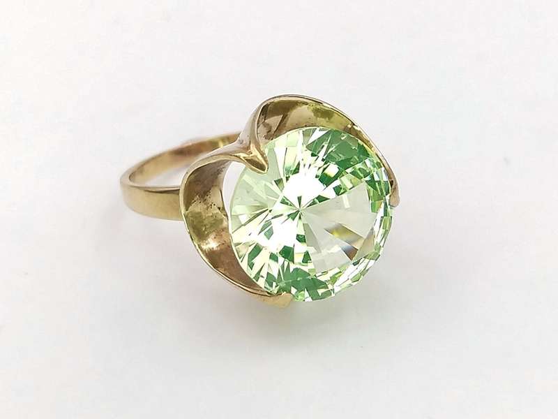 Spectacular lime green spinel cocktail ring set in 9ct gold