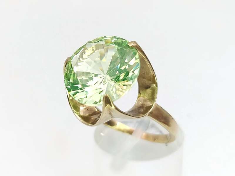 Spectacular lime green spinel cocktail ring set in 9ct gold