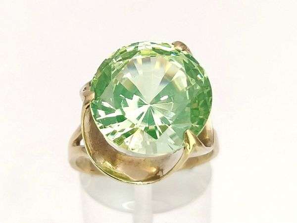 Spectacular lime green spinel cocktail ring set in 9ct gold