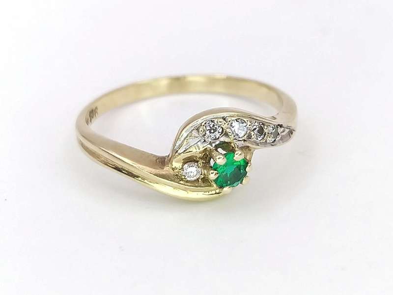 Green and white CZ ring (9ct gold)
