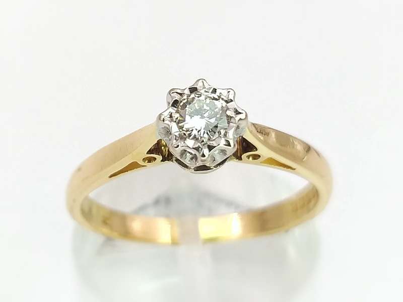 Alluring diamond solitaire ring (18ct white gold)