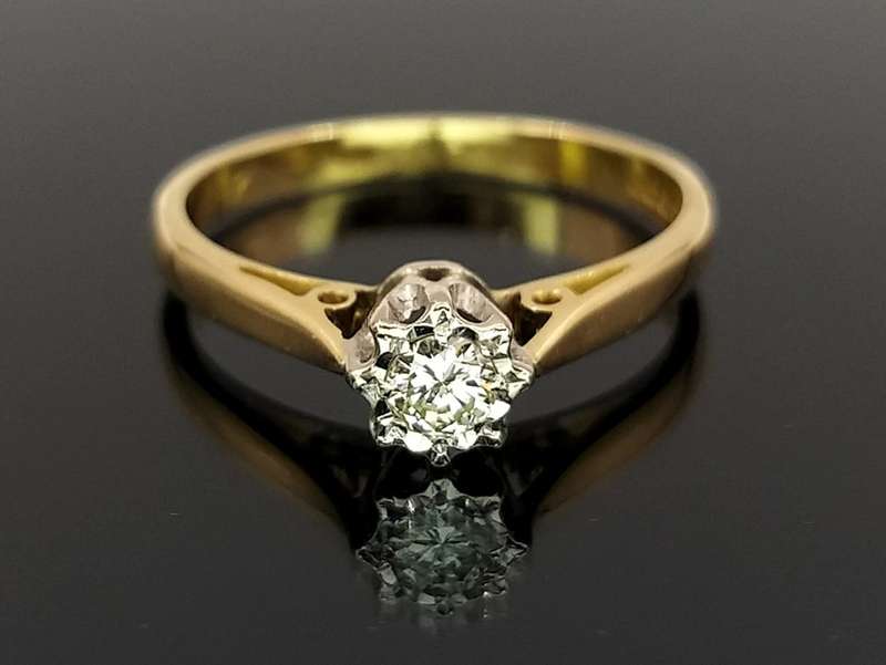 Alluring diamond solitaire ring (18ct white gold)