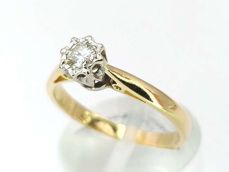 Alluring diamond solitaire ring (18ct white gold)