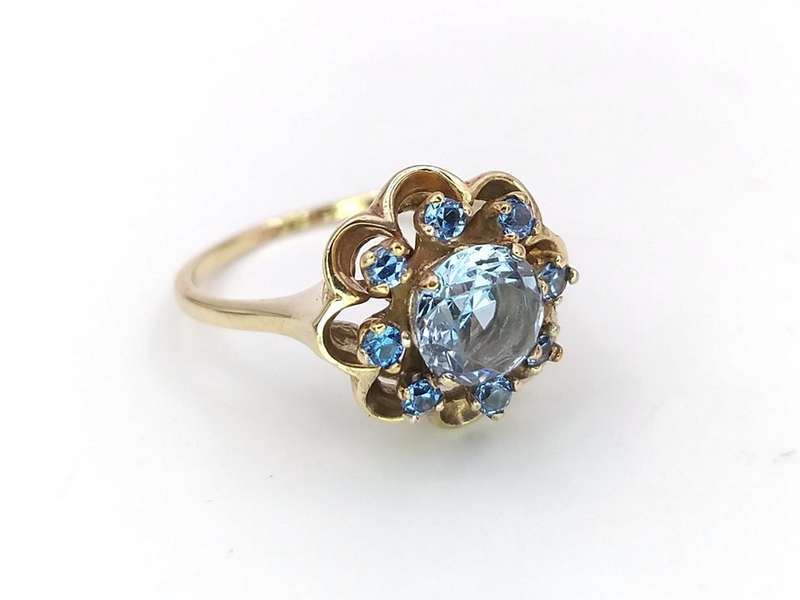 Beautiful 9ct gold blue topaz flower ring
