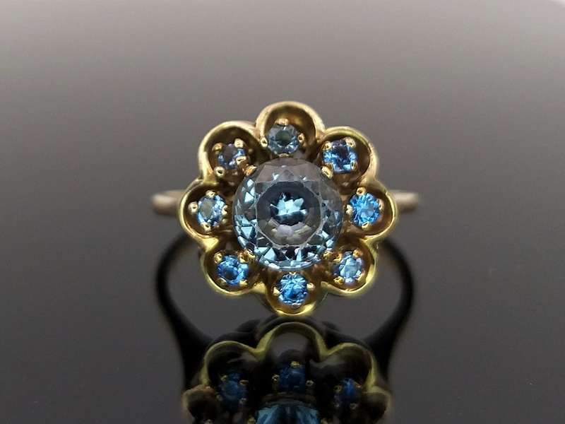 Beautiful 9ct gold blue topaz flower ring