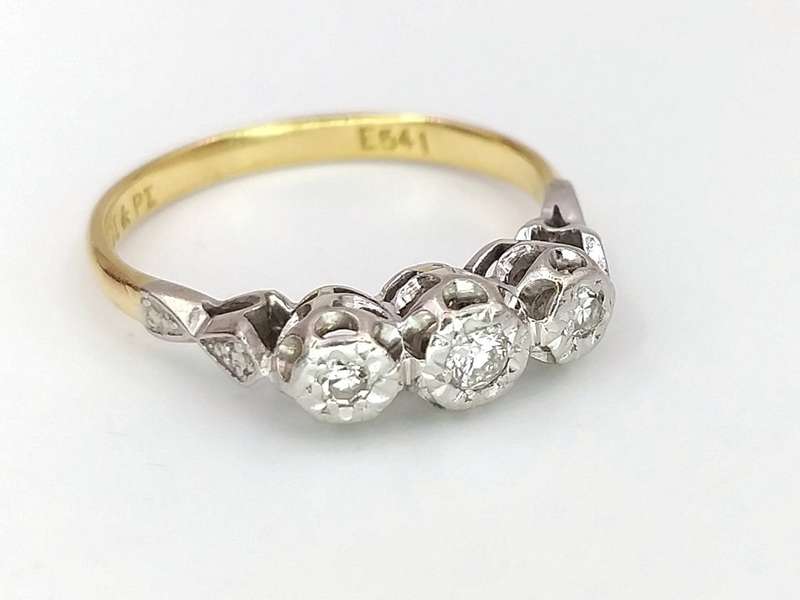 Vintage 18ct gold triple diamond ring