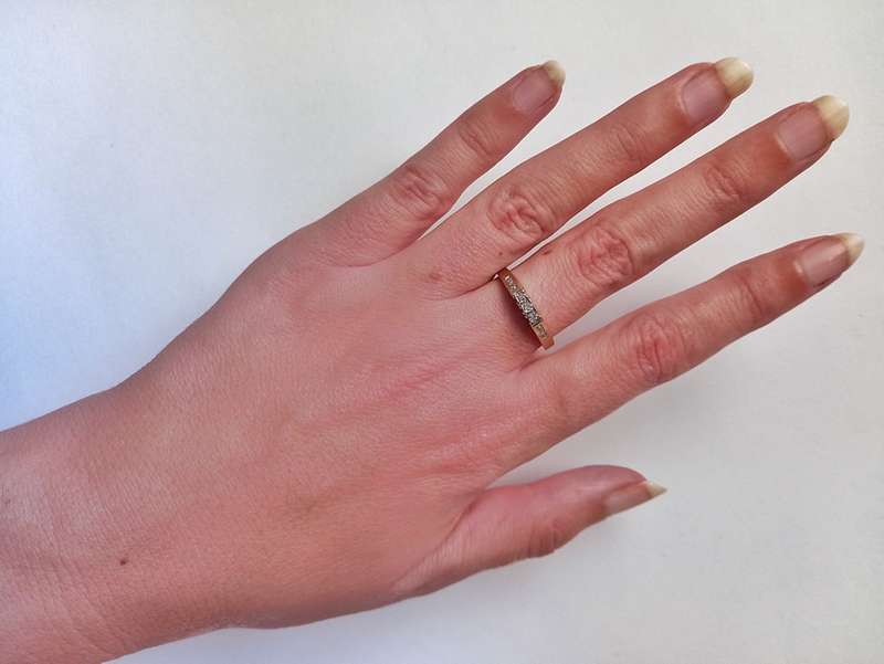 Vintage 9ct gold white diamond ring