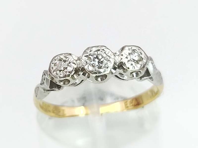 Vintage 18ct gold triple diamond ring
