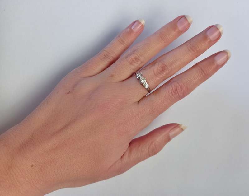 Vintage 18ct gold triple diamond ring