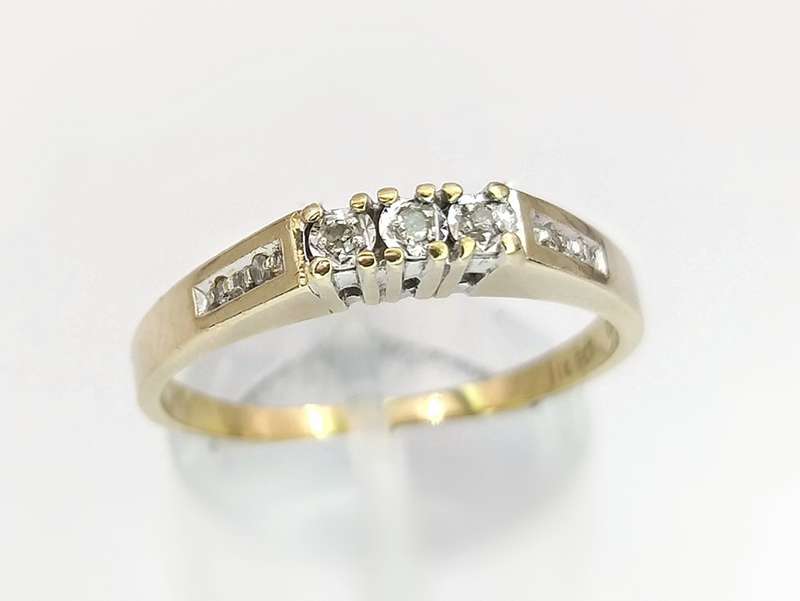 Vintage 9ct gold white diamond ring