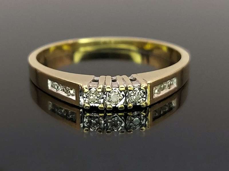 Vintage 9ct gold white diamond ring