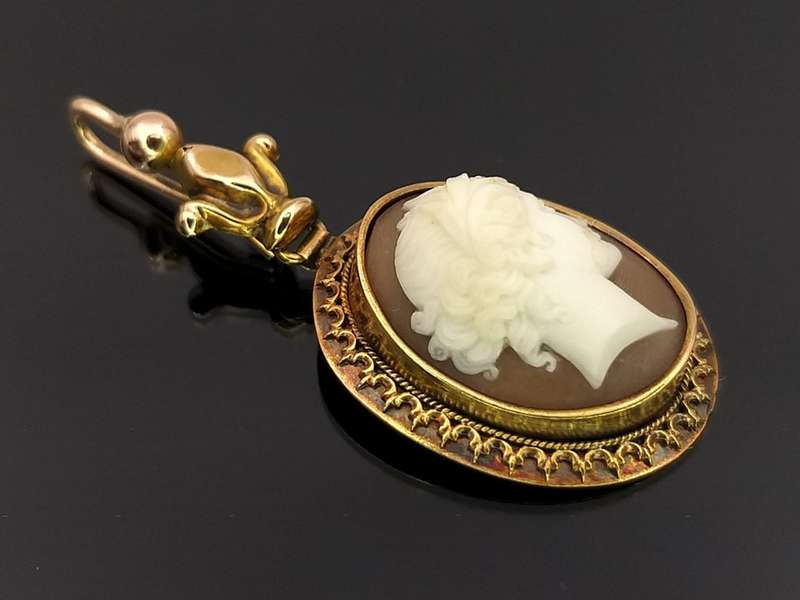 Antique cameo pendant set in 14ct gold