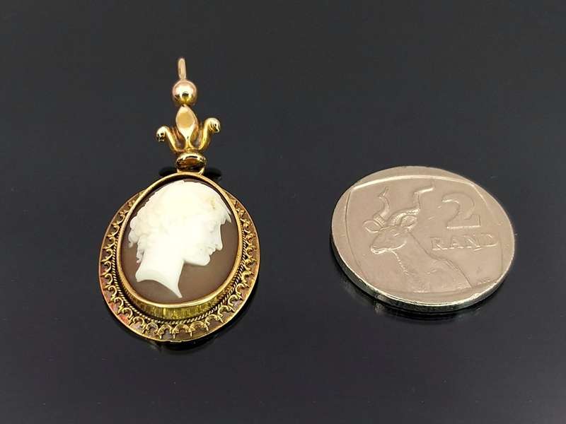 Antique cameo pendant set in 14ct gold