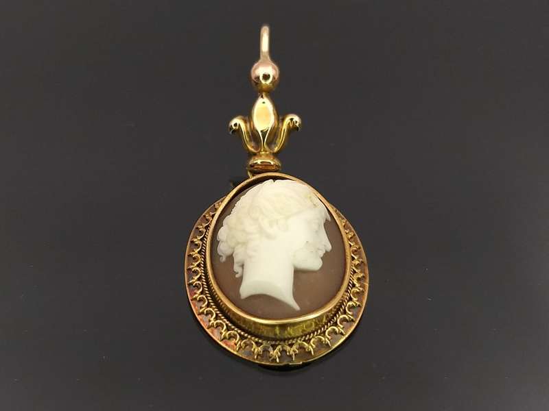 Antique cameo pendant set in 14ct gold