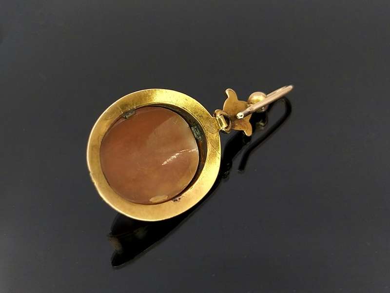 Antique cameo pendant set in 14ct gold