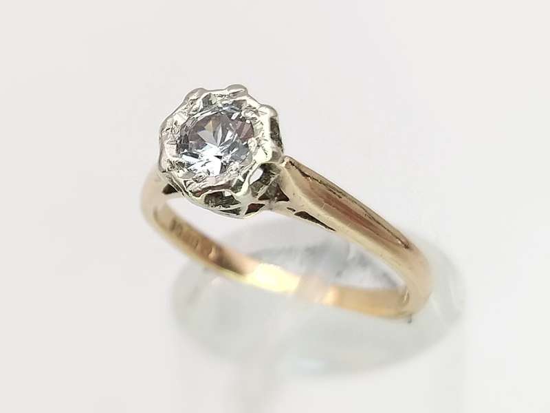 Vintage 9ct gold ring set with a brilliant white sapphire (0.25ct)
