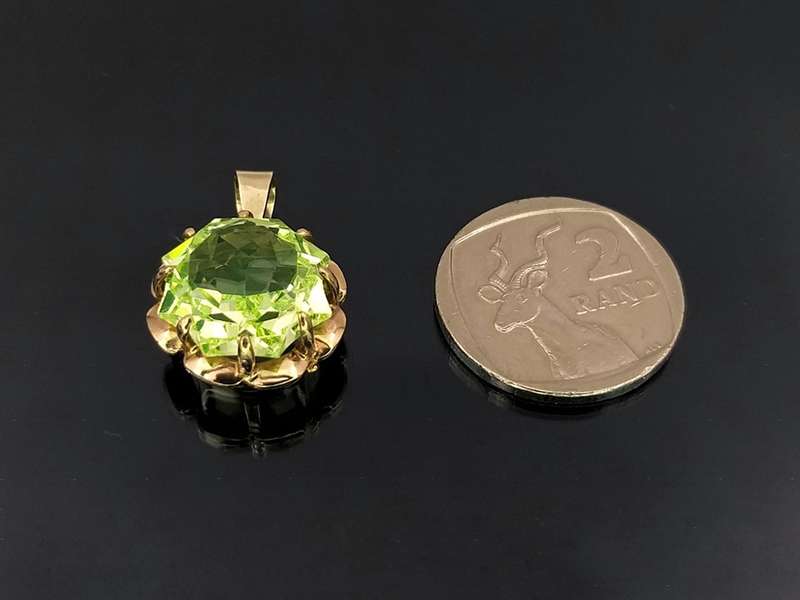Vintage green spinel pendant set in 9ct gold