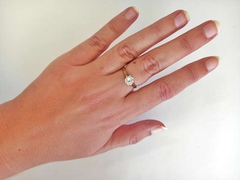 Vintage 9ct gold ring set with a brilliant white sapphire (0.25ct)