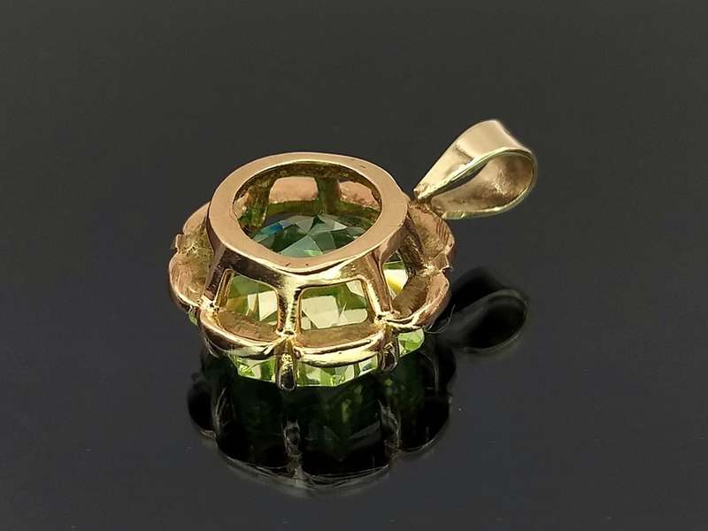 Vintage green spinel pendant set in 9ct gold