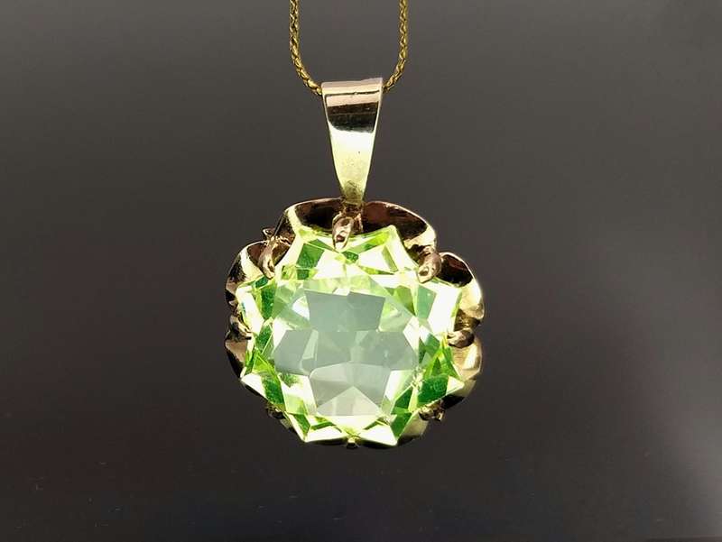 Vintage green spinel pendant set in 9ct gold