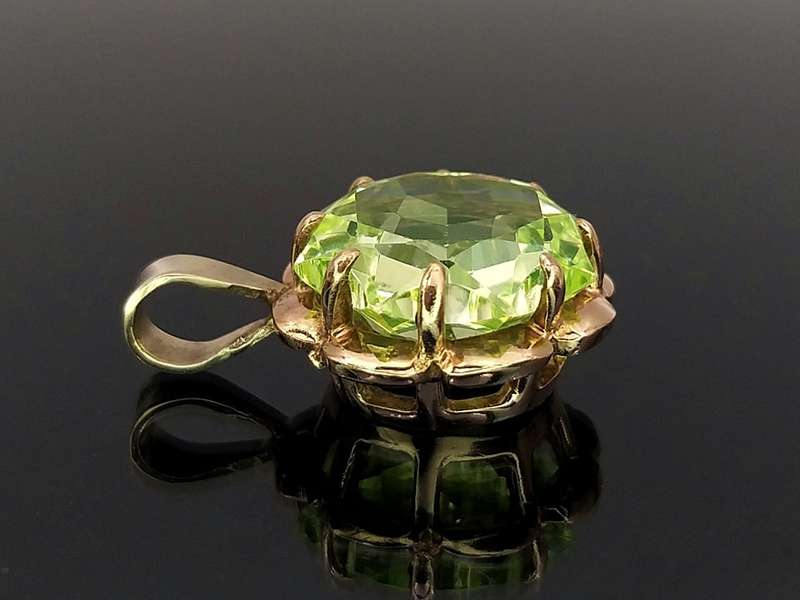 Vintage green spinel pendant set in 9ct gold