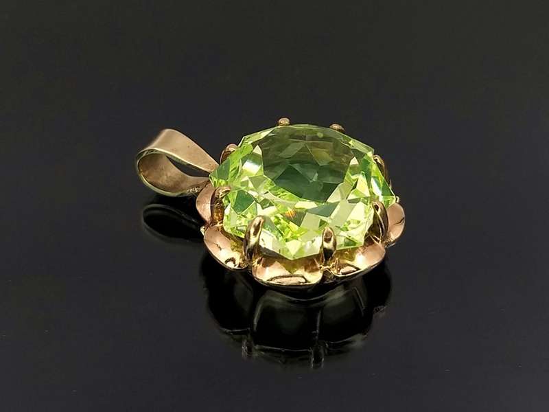 Vintage green spinel pendant set in 9ct gold