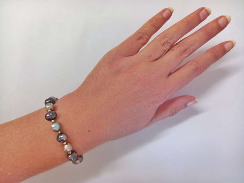 Tahitian black pearl bracelet with 9ct gold clasp