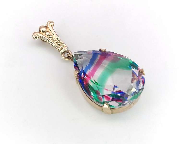 Beautiful iris glass/rainbow rhinestone pendant set in 9ct gold