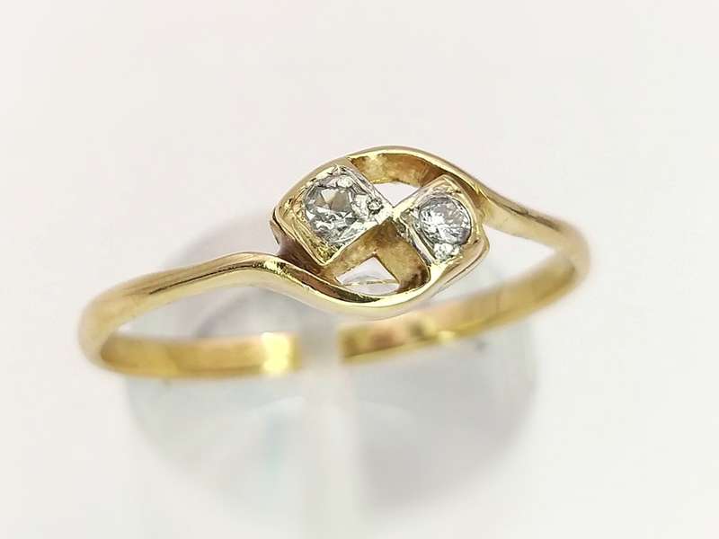 Elegant 18ct 'toi et moi' twin diamond ring