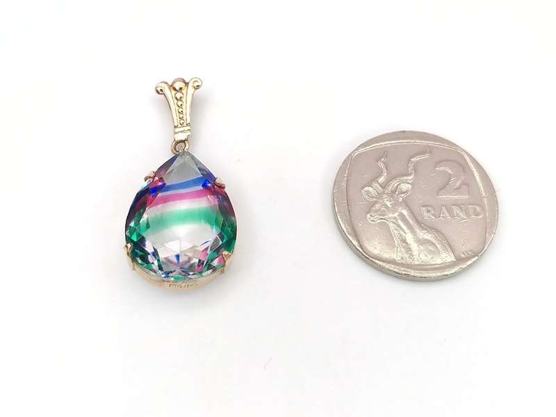 Beautiful iris glass/rainbow rhinestone pendant set in 9ct gold