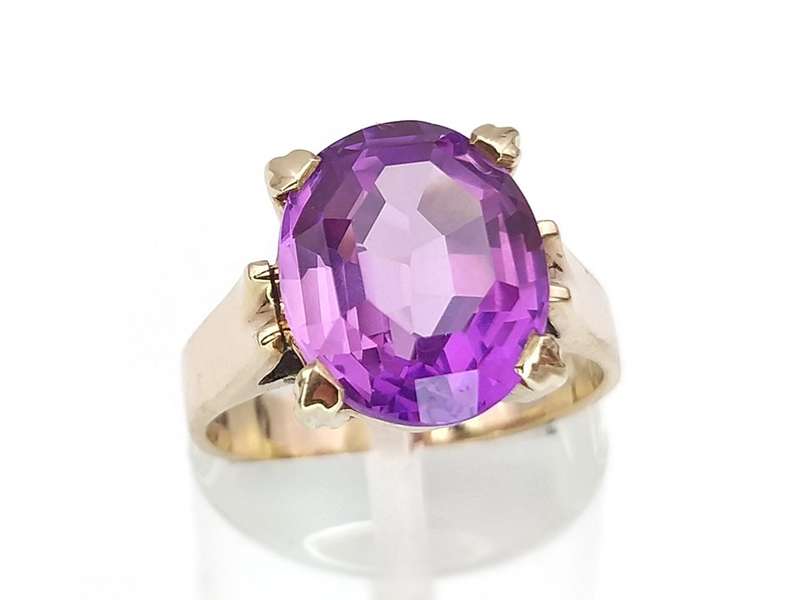 Gorgeous purple sapphire & 9ct gold cocktail ring