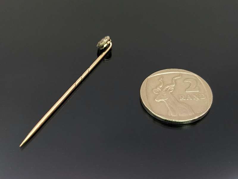 Delightful 9ct gold & diamond scarf pin