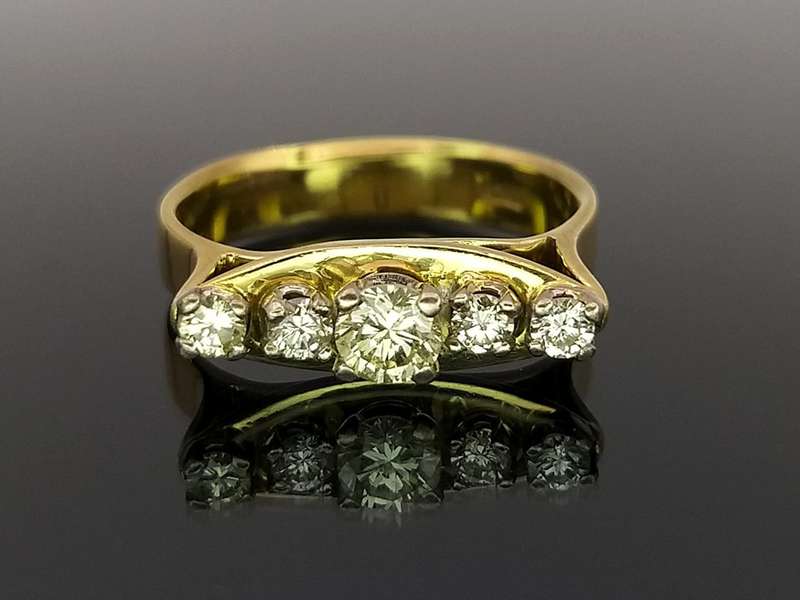 Magnificent 18ct gold ring set with five white diamonds (0.65 ct)