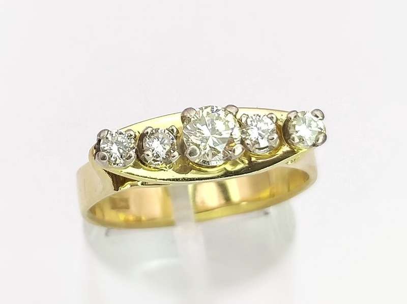 Magnificent 18ct gold ring set with five white diamonds (0.65 ct)