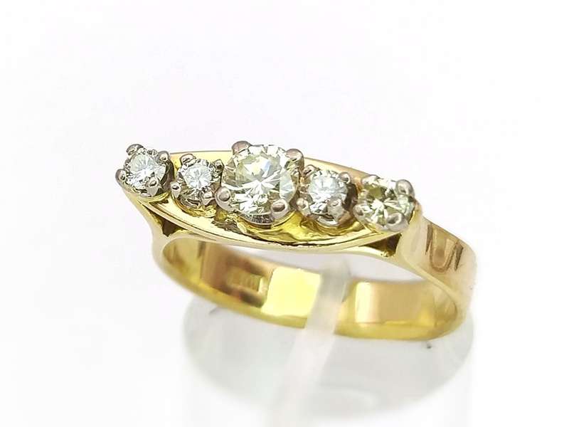 Magnificent 18ct gold ring set with five white diamonds (0.65 ct)