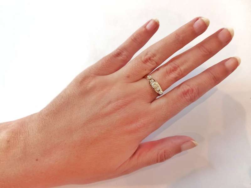 Magnificent 18ct gold ring set with five white diamonds (0.65 ct)