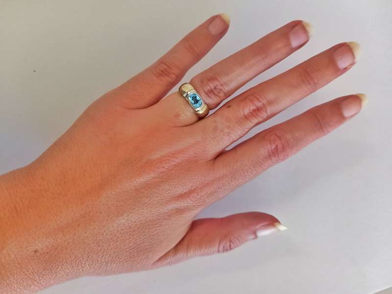 Vintage sterling silver & blue topaz ring