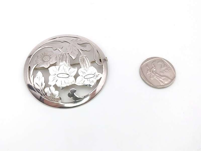 Vintage sterling silver flower brooch