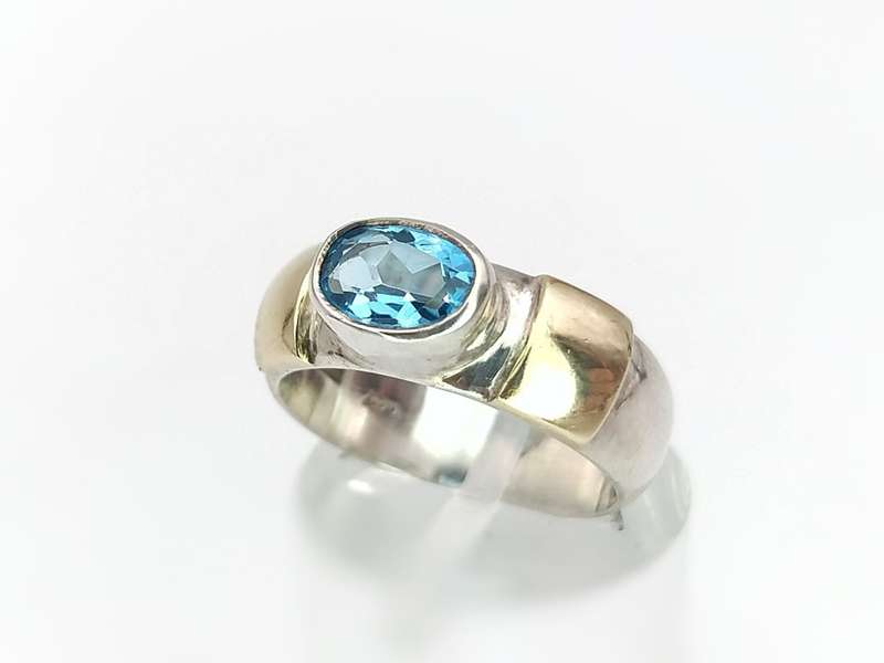 Vintage sterling silver & blue topaz ring