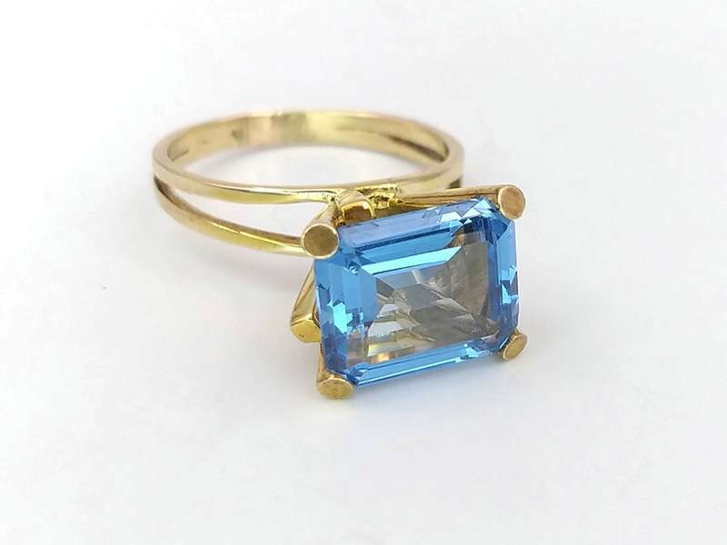 Amazing 14ct gold & blue topaz cocktail ring